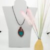 Pendentif maman enfant en bois et résine – Image 3