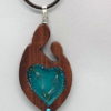 Pendentif maman enfant en bois et résine – Image 4